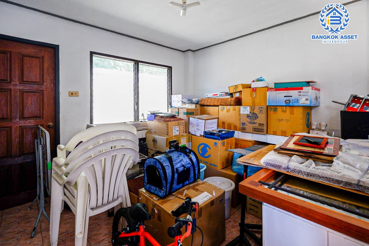 บ้านเดี่ยวมือสอง โครงการ เมืองเอกโครงการ3 พหลโยธิน87 เนื้อที่กว้างขวาง 105 ตร.ว. ฟังก์ชัน 3 ห้องนอน 3 ห้องน้ำ 2 ที่จอดรถ บ้านสภาพดี สไตล์สวยโทนไม้ทำให้บ้านดูโดดเด่น ตั้งบนทำเลดี เชื่อมต่อถนนถนนเอกทักษิณ, ถนนพหลโยธิน, ถนนเอกบูรพา ใกล้รถไฟฟ้าสายสีแดง "สถานีหลักหก" และจุดขึ้นทางด่วน "อุตราภิมุข"