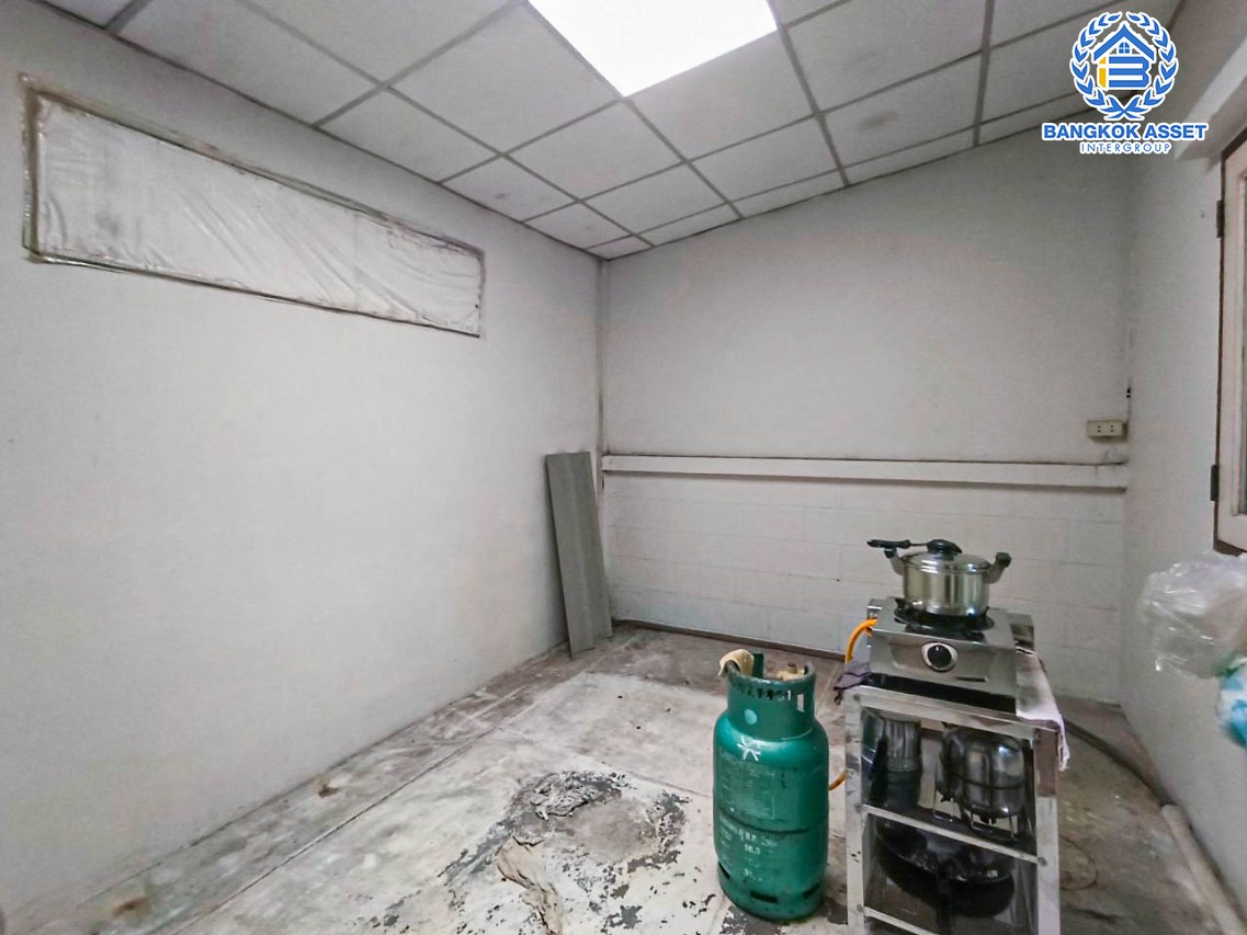 *****ทาวน์เฮ้าส์มือสองกรุงเทพฯ หมู่บ้าน สินทรัพย์นครการ์เด้น กาญจนาภิเษก เนื้อที่กว้าง 18.50 ตร.ว. ฟังก์ชัน 4 ห้องนอน 3 ห้องน้ำ 1 ที่จอดรถ บ้านสภาพสวย โครงการบรรยากาศเงียบสงบ บนทำเลกาญจนาภิเษก เชื่อมต่อถนนกัลปพฤกษ์, ถนนพระราม2, ถนนจอมทอง ใกล้จุดขึ้นทางด่วน "พระราม2"