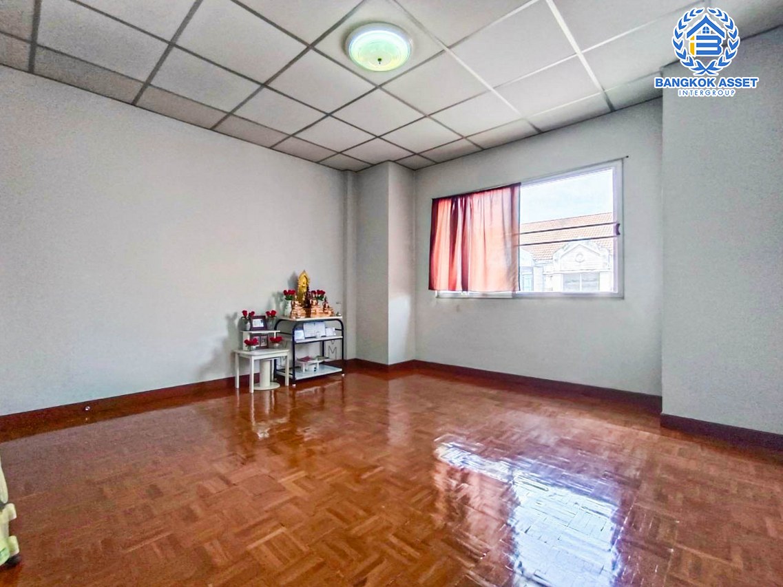 *****ทาวน์เฮ้าส์มือสองกรุงเทพฯ หมู่บ้าน สินทรัพย์นครการ์เด้น กาญจนาภิเษก เนื้อที่กว้าง 18.50 ตร.ว. ฟังก์ชัน 4 ห้องนอน 3 ห้องน้ำ 1 ที่จอดรถ บ้านสภาพสวย โครงการบรรยากาศเงียบสงบ บนทำเลกาญจนาภิเษก เชื่อมต่อถนนกัลปพฤกษ์, ถนนพระราม2, ถนนจอมทอง ใกล้จุดขึ้นทางด่วน "พระราม2"