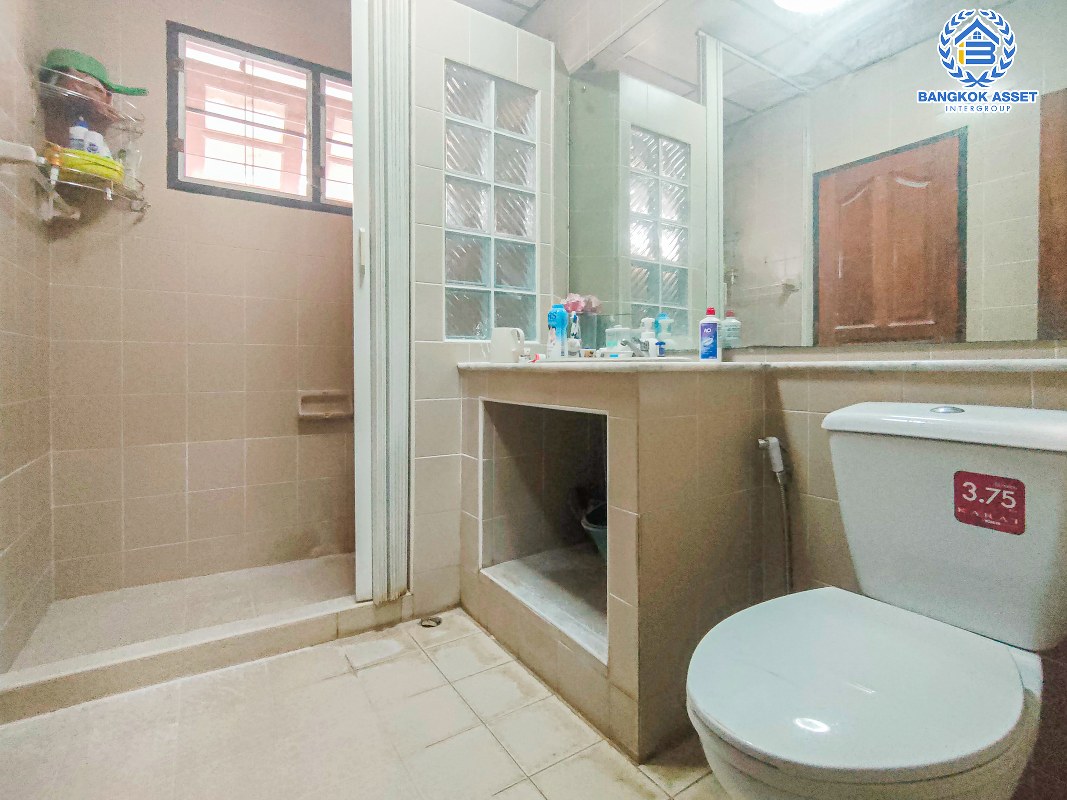 *****บ้านเดี่ยวมือสองนนทบุรี หมู่บ้านประชาชื่น สามัคคี เนื้อที่ 64 ตร.ว สภาพดี หลังใหญ่ พร้อมฟังก์ชัน 4 ห้องนอน 3 ห้องน้ำ 2 ที่จอดรถ ทำเลทอง ความสะดวกอยู่ทั่วรอบบ้าน เข้า-ออกได้หลายช่องทาง ถนนสามัคคี, ถนนประชาชื่น, ถนนแจ้งวัฒนะ-ปากเกร็ด ใกล้ห้างสรรพสินค้า "เซ็นทรัลเวสเกต" และทางพิเศษ "ศรีรัช"