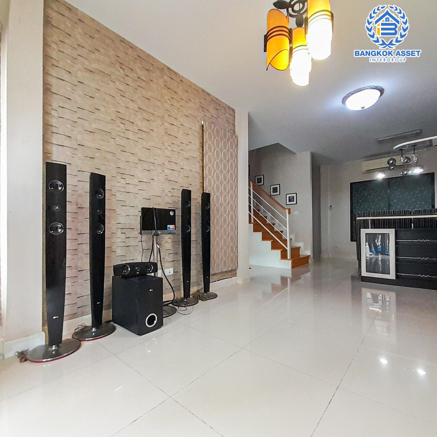 ทาวน์เฮ้าส์มือสองนนทบุรี โครงการ เดอะวิลล่า บางบัวทอง เนื้อที่ 18 ตร.ว. ฟังก์ชัน 3 ห้องนอน 2 ห้องน้ำ 1 ที่จอดรถ พร้อมเข้าอยู่ แถมแอร์ และเฟอร์ฯ บนทำเลเดินทางสะดวก ติดถ.กาญจนาภิเษก ใกล้รถไฟฟ้าสายสีม่วง "สถานีคลองบางไผ่" และทางด่วน "กาญจนาภิเษก" ในราคาสุดคุ้ม!