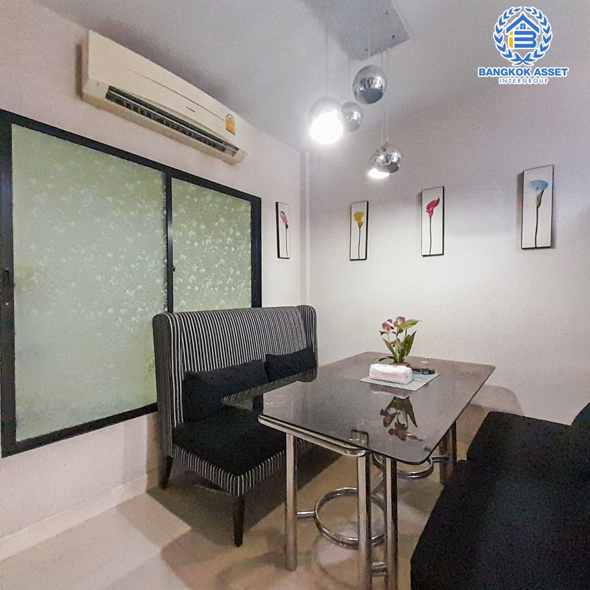 ทาวน์เฮ้าส์มือสองนนทบุรี โครงการ เดอะวิลล่า บางบัวทอง เนื้อที่ 18 ตร.ว. ฟังก์ชัน 3 ห้องนอน 2 ห้องน้ำ 1 ที่จอดรถ พร้อมเข้าอยู่ แถมแอร์ และเฟอร์ฯ บนทำเลเดินทางสะดวก ติดถ.กาญจนาภิเษก ใกล้รถไฟฟ้าสายสีม่วง "สถานีคลองบางไผ่" และทางด่วน "กาญจนาภิเษก" ในราคาสุดคุ้ม!