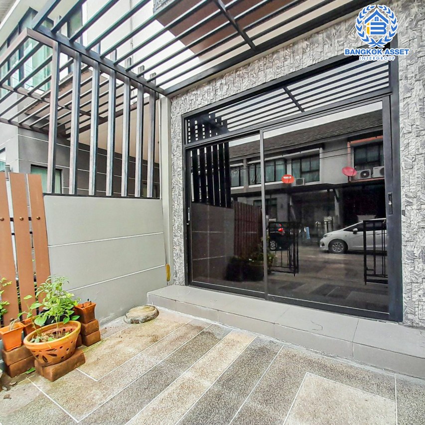 ทาวน์เฮ้าส์มือสองนนทบุรี โครงการ เดอะวิลล่า บางบัวทอง เนื้อที่ 18 ตร.ว. ฟังก์ชัน 3 ห้องนอน 2 ห้องน้ำ 1 ที่จอดรถ พร้อมเข้าอยู่ แถมแอร์ และเฟอร์ฯ บนทำเลเดินทางสะดวก ติดถ.กาญจนาภิเษก ใกล้รถไฟฟ้าสายสีม่วง "สถานีคลองบางไผ่" และทางด่วน "กาญจนาภิเษก" ในราคาสุดคุ้ม!