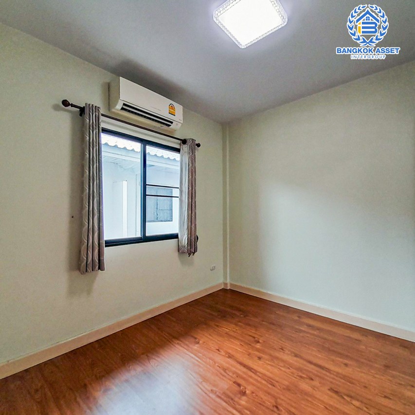 ทาวน์เฮ้าส์มือสองนนทบุรี โครงการ เดอะวิลล่า บางบัวทอง เนื้อที่ 18 ตร.ว. ฟังก์ชัน 3 ห้องนอน 2 ห้องน้ำ 1 ที่จอดรถ พร้อมเข้าอยู่ แถมแอร์ และเฟอร์ฯ บนทำเลเดินทางสะดวก ติดถ.กาญจนาภิเษก ใกล้รถไฟฟ้าสายสีม่วง "สถานีคลองบางไผ่" และทางด่วน "กาญจนาภิเษก" ในราคาสุดคุ้ม!