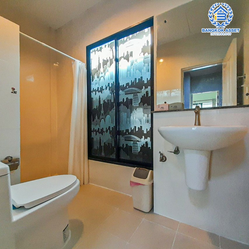 ทาวน์เฮ้าส์มือสองนนทบุรี โครงการ เดอะวิลล่า บางบัวทอง เนื้อที่ 18 ตร.ว. ฟังก์ชัน 3 ห้องนอน 2 ห้องน้ำ 1 ที่จอดรถ พร้อมเข้าอยู่ แถมแอร์ และเฟอร์ฯ บนทำเลเดินทางสะดวก ติดถ.กาญจนาภิเษก ใกล้รถไฟฟ้าสายสีม่วง "สถานีคลองบางไผ่" และทางด่วน "กาญจนาภิเษก" ในราคาสุดคุ้ม!