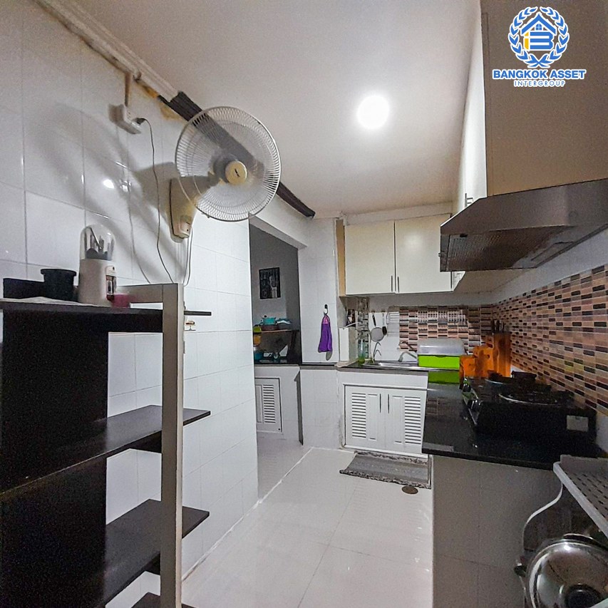 ทาวน์เฮ้าส์มือสองนนทบุรี โครงการ เดอะวิลล่า บางบัวทอง เนื้อที่ 18 ตร.ว. ฟังก์ชัน 3 ห้องนอน 2 ห้องน้ำ 1 ที่จอดรถ พร้อมเข้าอยู่ แถมแอร์ และเฟอร์ฯ บนทำเลเดินทางสะดวก ติดถ.กาญจนาภิเษก ใกล้รถไฟฟ้าสายสีม่วง "สถานีคลองบางไผ่" และทางด่วน "กาญจนาภิเษก" ในราคาสุดคุ้ม!