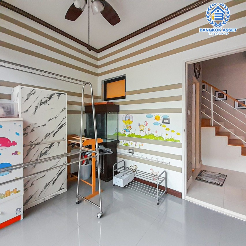 ทาวน์เฮ้าส์มือสองนนทบุรี โครงการ เดอะวิลล่า บางบัวทอง เนื้อที่ 18 ตร.ว. ฟังก์ชัน 3 ห้องนอน 2 ห้องน้ำ 1 ที่จอดรถ พร้อมเข้าอยู่ แถมแอร์ และเฟอร์ฯ บนทำเลเดินทางสะดวก ติดถ.กาญจนาภิเษก ใกล้รถไฟฟ้าสายสีม่วง "สถานีคลองบางไผ่" และทางด่วน "กาญจนาภิเษก" ในราคาสุดคุ้ม!