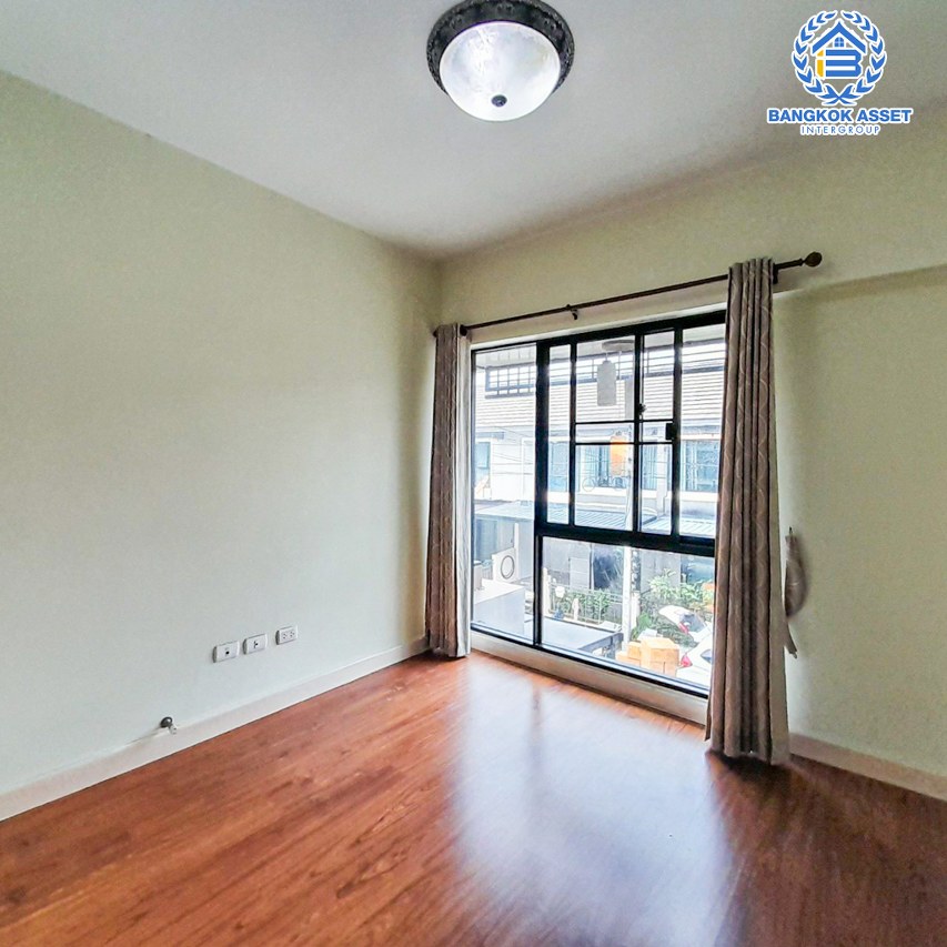 ทาวน์เฮ้าส์มือสองนนทบุรี โครงการ เดอะวิลล่า บางบัวทอง เนื้อที่ 18 ตร.ว. ฟังก์ชัน 3 ห้องนอน 2 ห้องน้ำ 1 ที่จอดรถ พร้อมเข้าอยู่ แถมแอร์ และเฟอร์ฯ บนทำเลเดินทางสะดวก ติดถ.กาญจนาภิเษก ใกล้รถไฟฟ้าสายสีม่วง "สถานีคลองบางไผ่" และทางด่วน "กาญจนาภิเษก" ในราคาสุดคุ้ม!