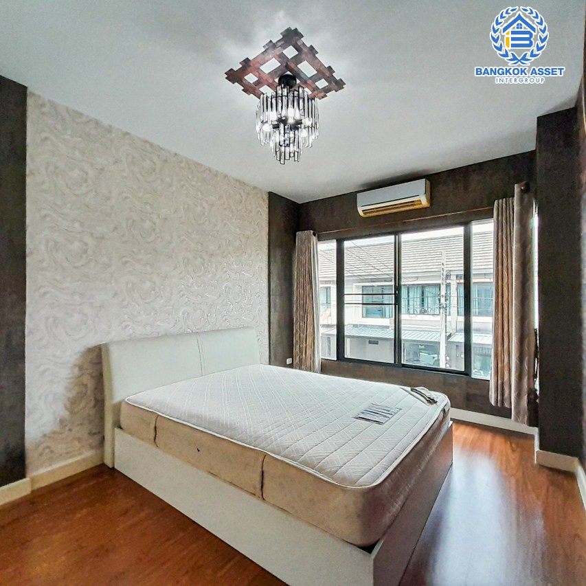 ทาวน์เฮ้าส์มือสองนนทบุรี โครงการ เดอะวิลล่า บางบัวทอง เนื้อที่ 18 ตร.ว. ฟังก์ชัน 3 ห้องนอน 2 ห้องน้ำ 1 ที่จอดรถ พร้อมเข้าอยู่ แถมแอร์ และเฟอร์ฯ บนทำเลเดินทางสะดวก ติดถ.กาญจนาภิเษก ใกล้รถไฟฟ้าสายสีม่วง "สถานีคลองบางไผ่" และทางด่วน "กาญจนาภิเษก" ในราคาสุดคุ้ม!