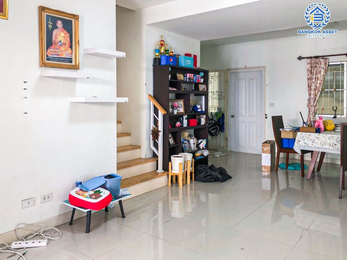 ทาวน์เฮ้าส์มือสอง นนทบุรี หมู่บ้าน พฤกษาวิลล์35 นครอินทร์ เนื้อที่กว้าง 22.20 ตร.ว. ฟังก์ชัน 3 ห้องนอน 2 ห้องน้ำ แถมฟรีเครื่องปรับอากาศ! โครงการตั้งบนทำเลโซนเมือง เดินทางสะดวก ใกล้สะพานพระราม5 เชื่อมต่อถนนนครอินทร์, ถนนพระราม5, ถนนวงศ์สว่าง, ซอยวัดสังฆทาน จองเลย!