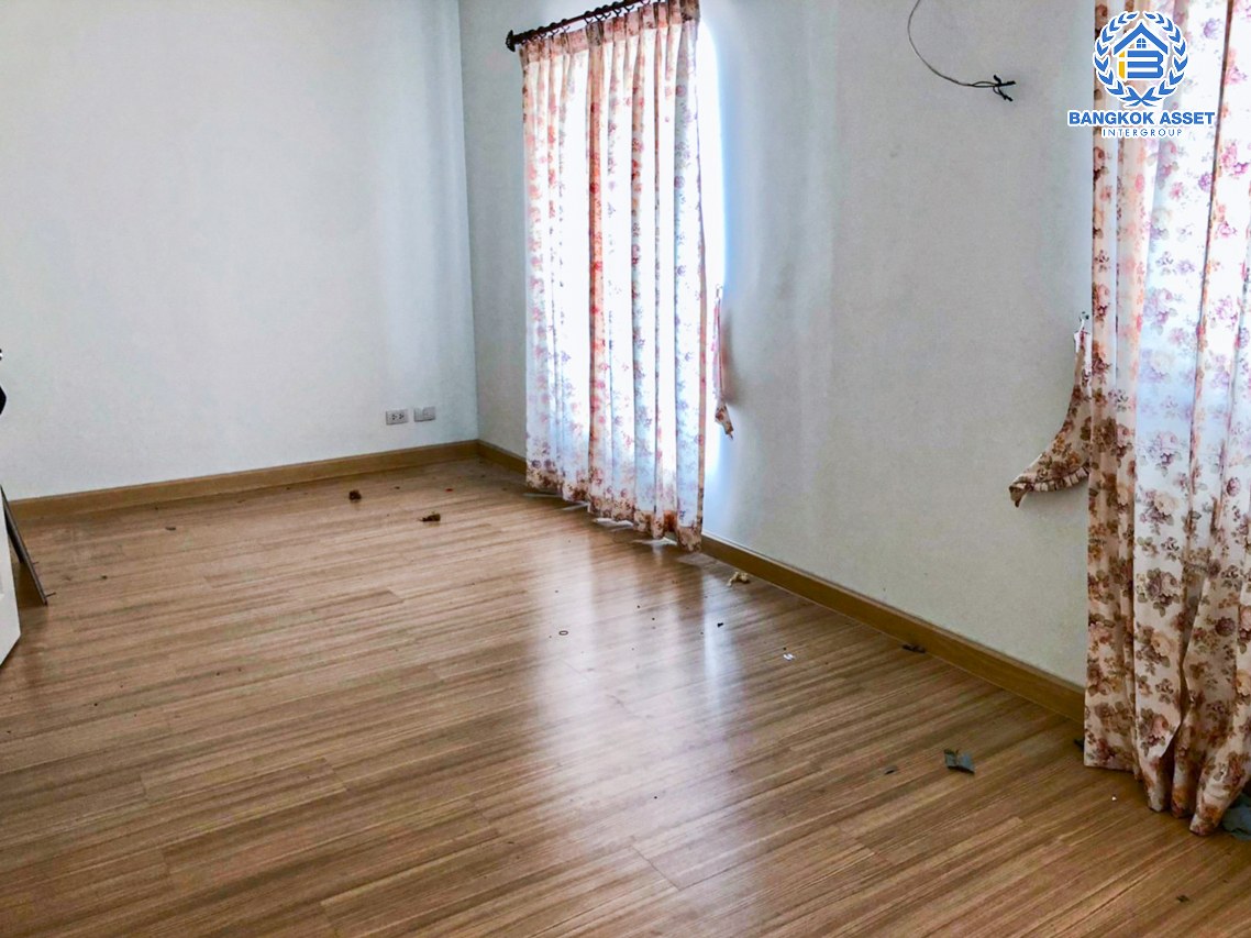 ทาวน์เฮ้าส์มือสอง นนทบุรี หมู่บ้าน พฤกษาวิลล์35 นครอินทร์ เนื้อที่กว้าง 22.20 ตร.ว. ฟังก์ชัน 3 ห้องนอน 2 ห้องน้ำ แถมฟรีเครื่องปรับอากาศ! โครงการตั้งบนทำเลโซนเมือง เดินทางสะดวก ใกล้สะพานพระราม5 เชื่อมต่อถนนนครอินทร์, ถนนพระราม5, ถนนวงศ์สว่าง, ซอยวัดสังฆทาน จองเลย!