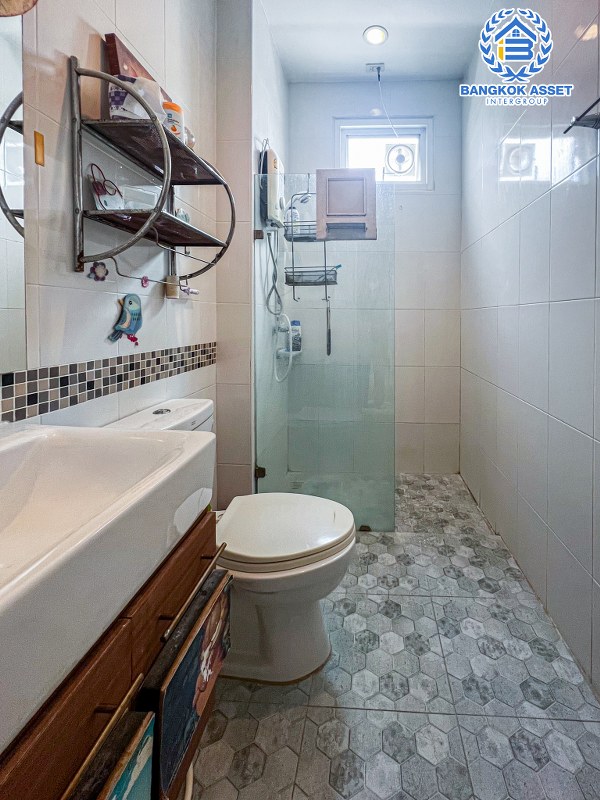 *****บ้านแฝดมือสองกรุงเทพมหานคร โครงการ สุชารี ประชาอุทิศ เนื้อที่ 39 ตร.ว สภาพดี พร้อมสวนในบ้าน กับฟังก์ชัน 3 ห้องนอน 2 ห้องน้ำ 2 ที่จอดรถ ฟรี! 2 เครื่องปรับอากาศ 1 เครื่องทำน้ำอุ่น และอื่น ๆ ต่อเติมครัวและโรงรถให้เรียบร้อย ทำเลดีใกล้โครงการรถไฟฟ้าสีแดง "สถานีดอนเมือง" และจุดขึ้นทางด่วน "อุตราภิมุข"