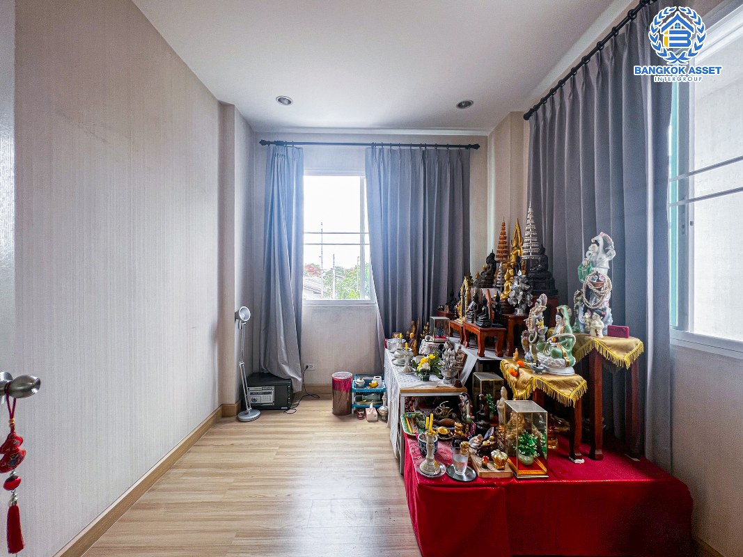 *****บ้านแฝดมือสองกรุงเทพมหานคร โครงการ สุชารี ประชาอุทิศ เนื้อที่ 39 ตร.ว สภาพดี พร้อมสวนในบ้าน กับฟังก์ชัน 3 ห้องนอน 2 ห้องน้ำ 2 ที่จอดรถ ฟรี! 2 เครื่องปรับอากาศ 1 เครื่องทำน้ำอุ่น และอื่น ๆ ต่อเติมครัวและโรงรถให้เรียบร้อย ทำเลดีใกล้โครงการรถไฟฟ้าสีแดง "สถานีดอนเมือง" และจุดขึ้นทางด่วน "อุตราภิมุข"