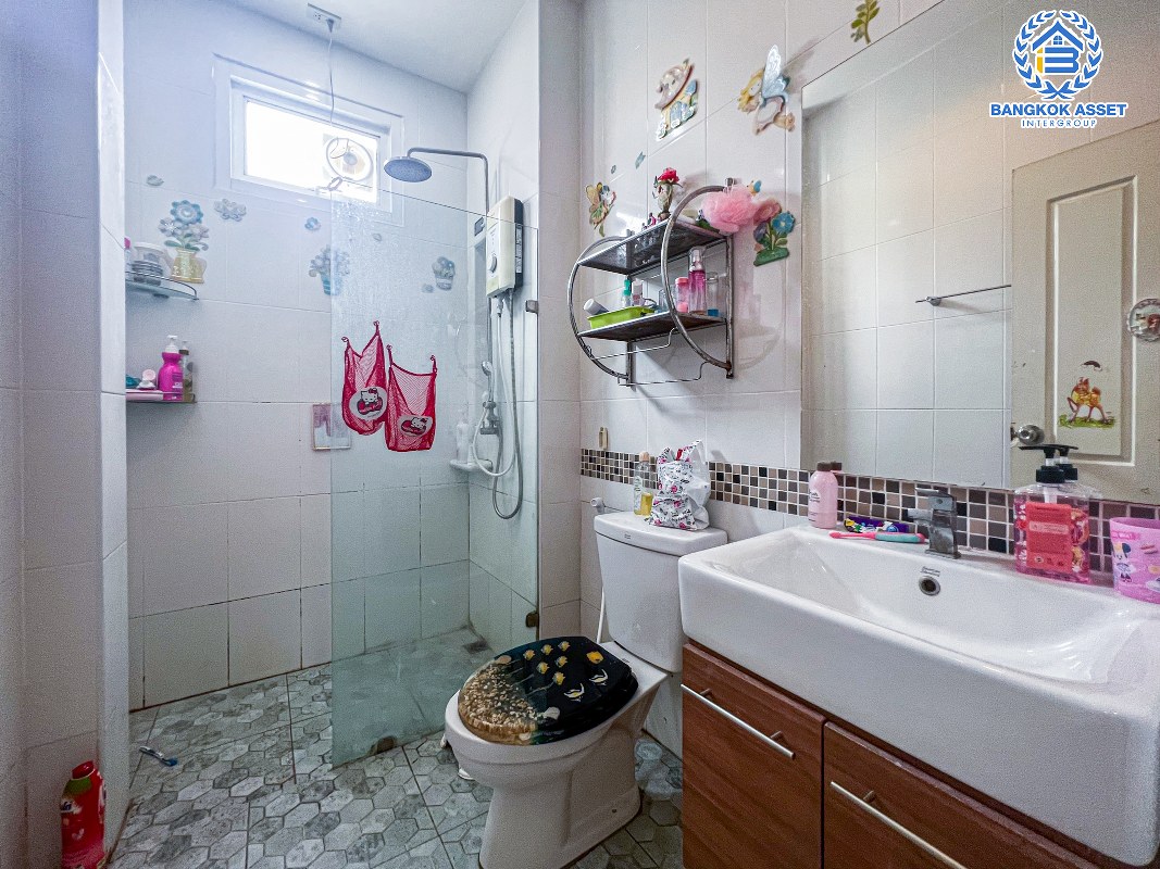 *****บ้านแฝดมือสองกรุงเทพมหานคร โครงการ สุชารี ประชาอุทิศ เนื้อที่ 39 ตร.ว สภาพดี พร้อมสวนในบ้าน กับฟังก์ชัน 3 ห้องนอน 2 ห้องน้ำ 2 ที่จอดรถ ฟรี! 2 เครื่องปรับอากาศ 1 เครื่องทำน้ำอุ่น และอื่น ๆ ต่อเติมครัวและโรงรถให้เรียบร้อย ทำเลดีใกล้โครงการรถไฟฟ้าสีแดง "สถานีดอนเมือง" และจุดขึ้นทางด่วน "อุตราภิมุข"