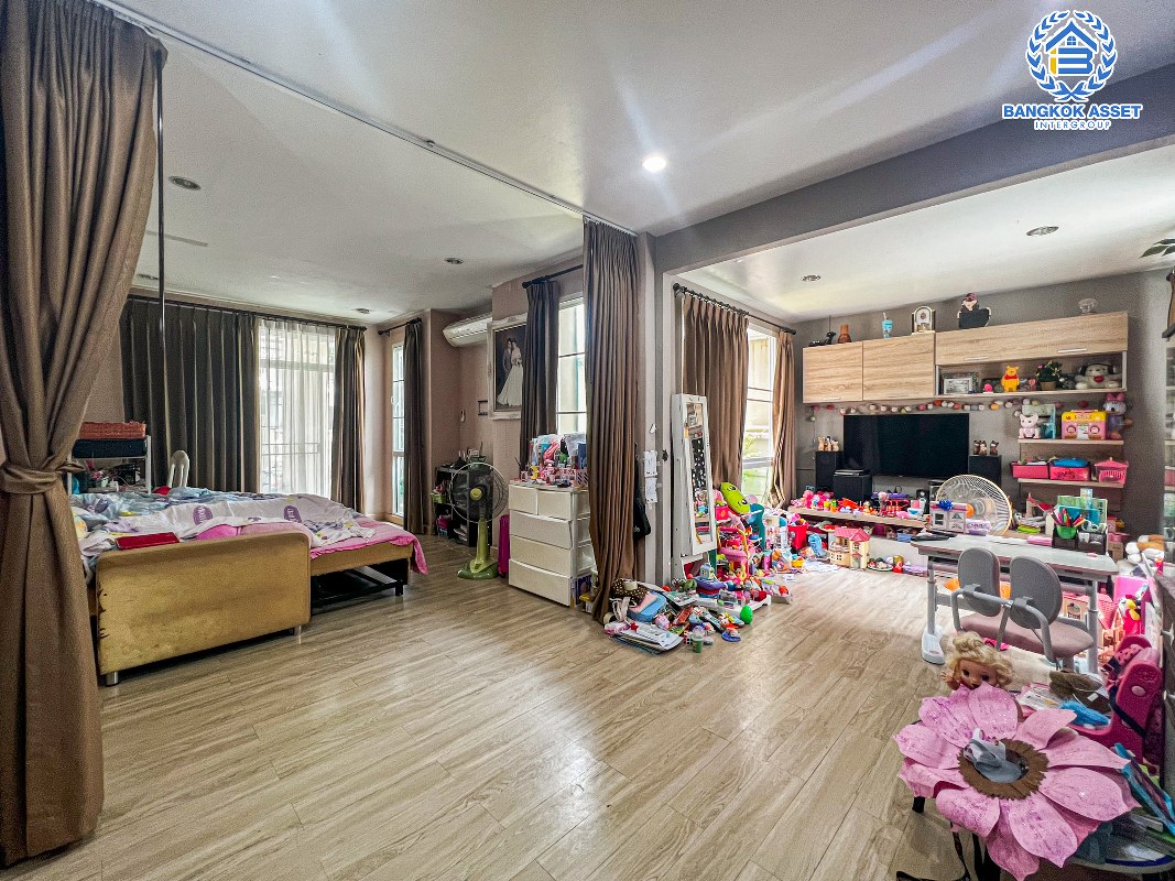 *****บ้านแฝดมือสองกรุงเทพมหานคร โครงการ สุชารี ประชาอุทิศ เนื้อที่ 39 ตร.ว สภาพดี พร้อมสวนในบ้าน กับฟังก์ชัน 3 ห้องนอน 2 ห้องน้ำ 2 ที่จอดรถ ฟรี! 2 เครื่องปรับอากาศ 1 เครื่องทำน้ำอุ่น และอื่น ๆ ต่อเติมครัวและโรงรถให้เรียบร้อย ทำเลดีใกล้โครงการรถไฟฟ้าสีแดง "สถานีดอนเมือง" และจุดขึ้นทางด่วน "อุตราภิมุข"