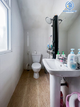 *****บ้านแฝดมือสองกรุงเทพมหานคร โครงการ สุชารี ประชาอุทิศ เนื้อที่ 39 ตร.ว สภาพดี พร้อมสวนในบ้าน กับฟังก์ชัน 3 ห้องนอน 2 ห้องน้ำ 2 ที่จอดรถ ฟรี! 2 เครื่องปรับอากาศ 1 เครื่องทำน้ำอุ่น และอื่น ๆ ต่อเติมครัวและโรงรถให้เรียบร้อย ทำเลดีใกล้โครงการรถไฟฟ้าสีแดง "สถานีดอนเมือง" และจุดขึ้นทางด่วน "อุตราภิมุข"