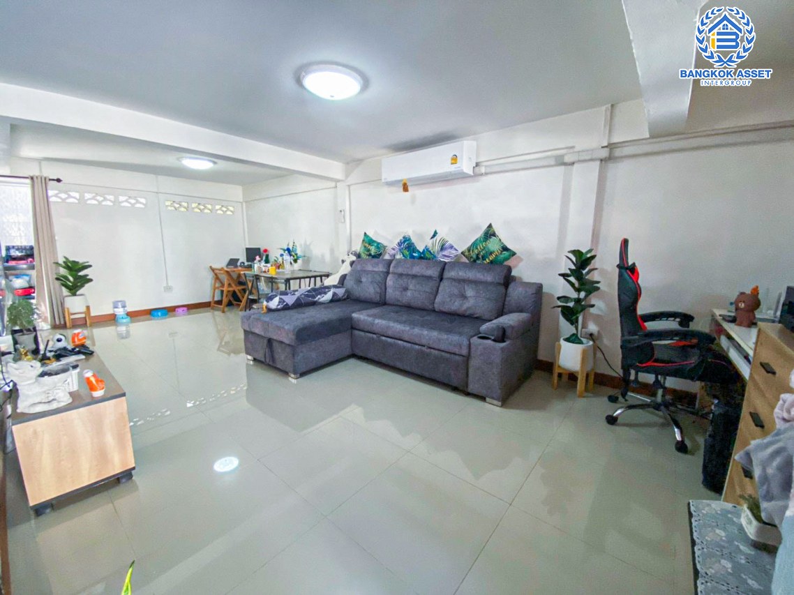 *****ทาวน์เฮ้าส์มือสองนนทบุรี หมู่บ้าน สวัสดิการเพื่อข้าราชการ กทม แจ้งวัฒนะ เนื้อที่ 18 ตร.ว. ฟังก์ชัน 2 ห้องนอน 2 ห้องน้ำ 1 ที่จอดรถ บนทำเลเดินทางสะดวก เชื่อมต่อ ถนนแจ้งวัฒนะ, ถนนติวานนท์ ใกล้เซ็นทรัล แจ้งวัฒนะ, รถไฟฟ้าในอนาคต สายสีชมพู "สถานีแจ้งวัฒนะ 14"