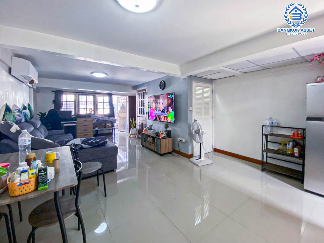 *****ทาวน์เฮ้าส์มือสองนนทบุรี หมู่บ้าน สวัสดิการเพื่อข้าราชการ กทม แจ้งวัฒนะ เนื้อที่ 18 ตร.ว. ฟังก์ชัน 2 ห้องนอน 2 ห้องน้ำ 1 ที่จอดรถ บนทำเลเดินทางสะดวก เชื่อมต่อ ถนนแจ้งวัฒนะ, ถนนติวานนท์ ใกล้เซ็นทรัล แจ้งวัฒนะ, รถไฟฟ้าในอนาคต สายสีชมพู "สถานีแจ้งวัฒนะ 14"