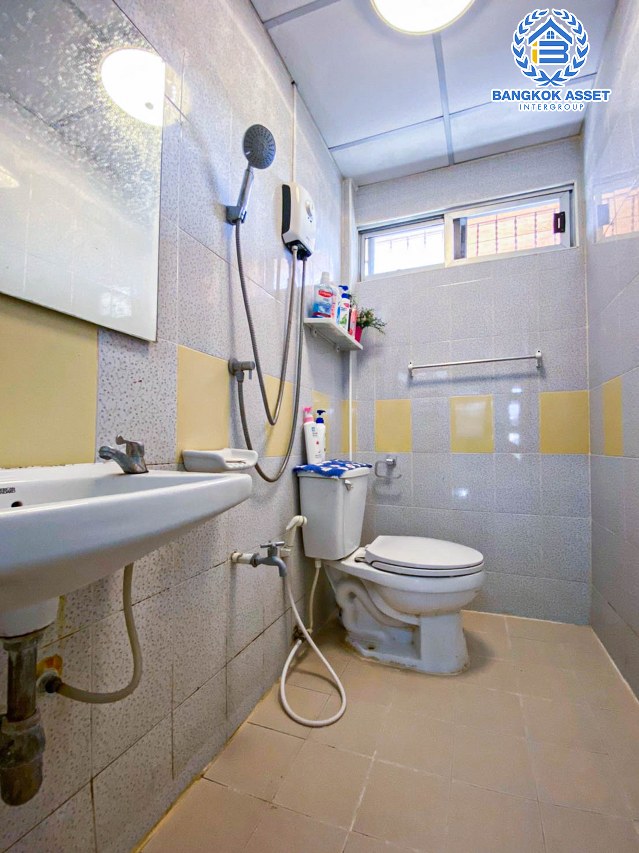 *****ทาวน์เฮ้าส์มือสองนนทบุรี หมู่บ้าน สวัสดิการเพื่อข้าราชการ กทม แจ้งวัฒนะ เนื้อที่ 18 ตร.ว. ฟังก์ชัน 2 ห้องนอน 2 ห้องน้ำ 1 ที่จอดรถ บนทำเลเดินทางสะดวก เชื่อมต่อ ถนนแจ้งวัฒนะ, ถนนติวานนท์ ใกล้เซ็นทรัล แจ้งวัฒนะ, รถไฟฟ้าในอนาคต สายสีชมพู "สถานีแจ้งวัฒนะ 14"