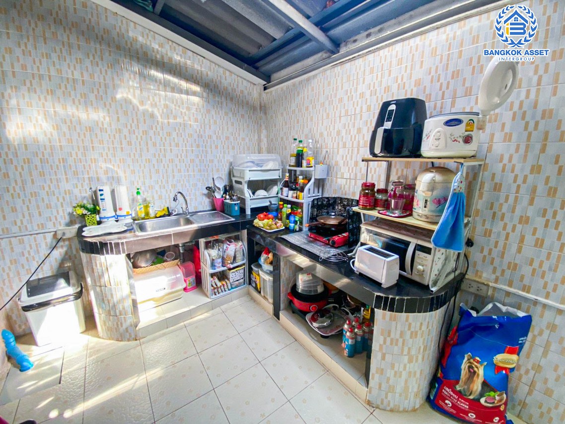 *****ทาวน์เฮ้าส์มือสองนนทบุรี หมู่บ้าน สวัสดิการเพื่อข้าราชการ กทม แจ้งวัฒนะ เนื้อที่ 18 ตร.ว. ฟังก์ชัน 2 ห้องนอน 2 ห้องน้ำ 1 ที่จอดรถ บนทำเลเดินทางสะดวก เชื่อมต่อ ถนนแจ้งวัฒนะ, ถนนติวานนท์ ใกล้เซ็นทรัล แจ้งวัฒนะ, รถไฟฟ้าในอนาคต สายสีชมพู "สถานีแจ้งวัฒนะ 14"