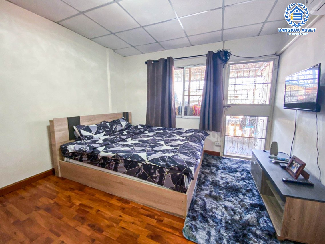 *****ทาวน์เฮ้าส์มือสองนนทบุรี หมู่บ้าน สวัสดิการเพื่อข้าราชการ กทม แจ้งวัฒนะ เนื้อที่ 18 ตร.ว. ฟังก์ชัน 2 ห้องนอน 2 ห้องน้ำ 1 ที่จอดรถ บนทำเลเดินทางสะดวก เชื่อมต่อ ถนนแจ้งวัฒนะ, ถนนติวานนท์ ใกล้เซ็นทรัล แจ้งวัฒนะ, รถไฟฟ้าในอนาคต สายสีชมพู "สถานีแจ้งวัฒนะ 14"