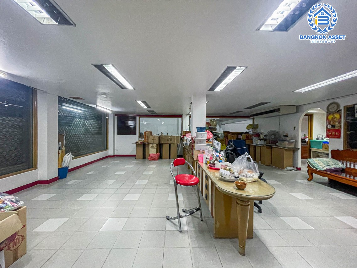 *****อาคารพาณิชย์ 3 ชั้นมือสอง ติดถนนกาญจนาภิเษก เนื้อที่ 178.80 ตร.ว. ได้พื้นที่กว้างกว่า 6 คูหา ทำเลดีตั้งอยู่บนย่านชุมชน เหมาะสำหรับการลงทุนทำธุรกิจ เชื่อมต่อถนนแก้วอินทร์, ถนนรัตนาธิเบศร์ ใกล้โครงการรถไฟฟ้าสายสีม่วง "สถานีตลาดบางใหญ่" และจุดขึ้นทางด่วน "กาญจนาภิเษก "