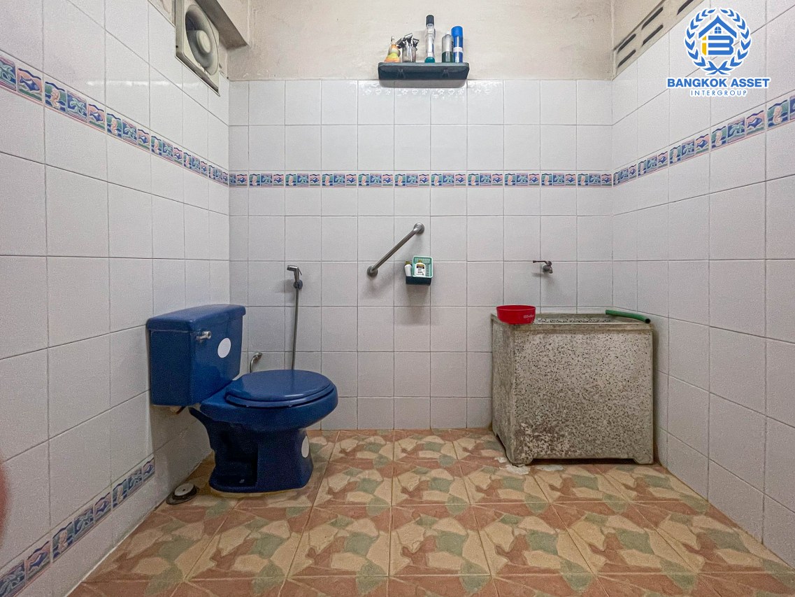 *****อาคารพาณิชย์ 3 ชั้นมือสอง ติดถนนกาญจนาภิเษก เนื้อที่ 178.80 ตร.ว. ได้พื้นที่กว้างกว่า 6 คูหา ทำเลดีตั้งอยู่บนย่านชุมชน เหมาะสำหรับการลงทุนทำธุรกิจ เชื่อมต่อถนนแก้วอินทร์, ถนนรัตนาธิเบศร์ ใกล้โครงการรถไฟฟ้าสายสีม่วง "สถานีตลาดบางใหญ่" และจุดขึ้นทางด่วน "กาญจนาภิเษก "