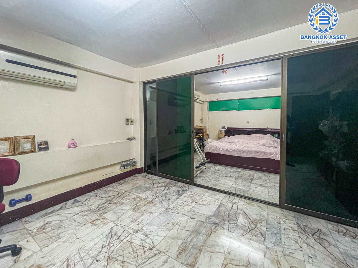 *****อาคารพาณิชย์ 3 ชั้นมือสอง ติดถนนกาญจนาภิเษก เนื้อที่ 178.80 ตร.ว. ได้พื้นที่กว้างกว่า 6 คูหา ทำเลดีตั้งอยู่บนย่านชุมชน เหมาะสำหรับการลงทุนทำธุรกิจ เชื่อมต่อถนนแก้วอินทร์, ถนนรัตนาธิเบศร์ ใกล้โครงการรถไฟฟ้าสายสีม่วง "สถานีตลาดบางใหญ่" และจุดขึ้นทางด่วน "กาญจนาภิเษก "