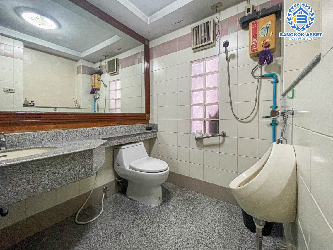 *****อาคารพาณิชย์ 3 ชั้นมือสอง ติดถนนกาญจนาภิเษก เนื้อที่ 178.80 ตร.ว. ได้พื้นที่กว้างกว่า 6 คูหา ทำเลดีตั้งอยู่บนย่านชุมชน เหมาะสำหรับการลงทุนทำธุรกิจ เชื่อมต่อถนนแก้วอินทร์, ถนนรัตนาธิเบศร์ ใกล้โครงการรถไฟฟ้าสายสีม่วง "สถานีตลาดบางใหญ่" และจุดขึ้นทางด่วน "กาญจนาภิเษก "