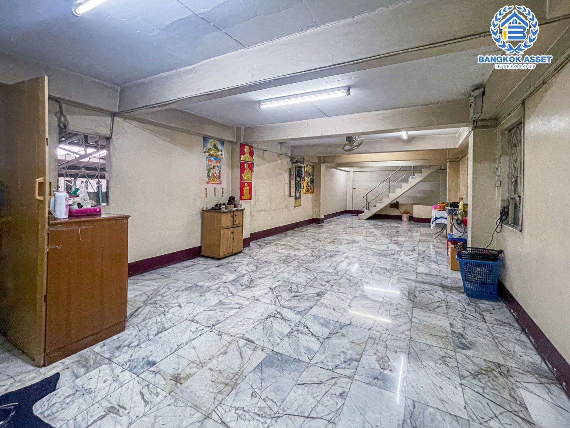 *****อาคารพาณิชย์ 3 ชั้นมือสอง ติดถนนกาญจนาภิเษก เนื้อที่ 178.80 ตร.ว. ได้พื้นที่กว้างกว่า 6 คูหา ทำเลดีตั้งอยู่บนย่านชุมชน เหมาะสำหรับการลงทุนทำธุรกิจ เชื่อมต่อถนนแก้วอินทร์, ถนนรัตนาธิเบศร์ ใกล้โครงการรถไฟฟ้าสายสีม่วง "สถานีตลาดบางใหญ่" และจุดขึ้นทางด่วน "กาญจนาภิเษก "