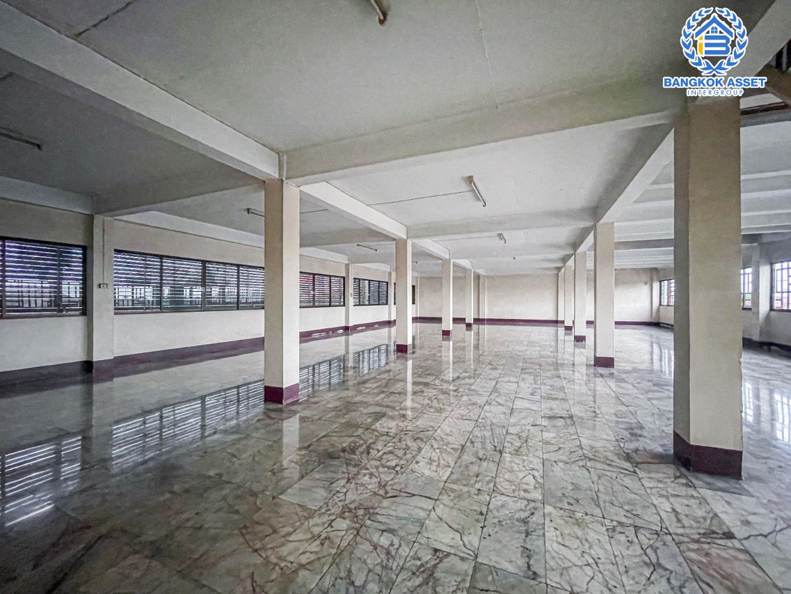 *****อาคารพาณิชย์ 3 ชั้นมือสอง ติดถนนกาญจนาภิเษก เนื้อที่ 178.80 ตร.ว. ได้พื้นที่กว้างกว่า 6 คูหา ทำเลดีตั้งอยู่บนย่านชุมชน เหมาะสำหรับการลงทุนทำธุรกิจ เชื่อมต่อถนนแก้วอินทร์, ถนนรัตนาธิเบศร์ ใกล้โครงการรถไฟฟ้าสายสีม่วง "สถานีตลาดบางใหญ่" และจุดขึ้นทางด่วน "กาญจนาภิเษก "