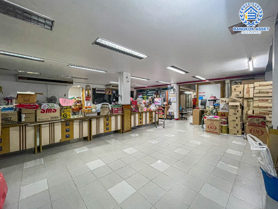 *****อาคารพาณิชย์ 3 ชั้นมือสอง ติดถนนกาญจนาภิเษก เนื้อที่ 178.80 ตร.ว. ได้พื้นที่กว้างกว่า 6 คูหา ทำเลดีตั้งอยู่บนย่านชุมชน เหมาะสำหรับการลงทุนทำธุรกิจ เชื่อมต่อถนนแก้วอินทร์, ถนนรัตนาธิเบศร์ ใกล้โครงการรถไฟฟ้าสายสีม่วง "สถานีตลาดบางใหญ่" และจุดขึ้นทางด่วน "กาญจนาภิเษก "