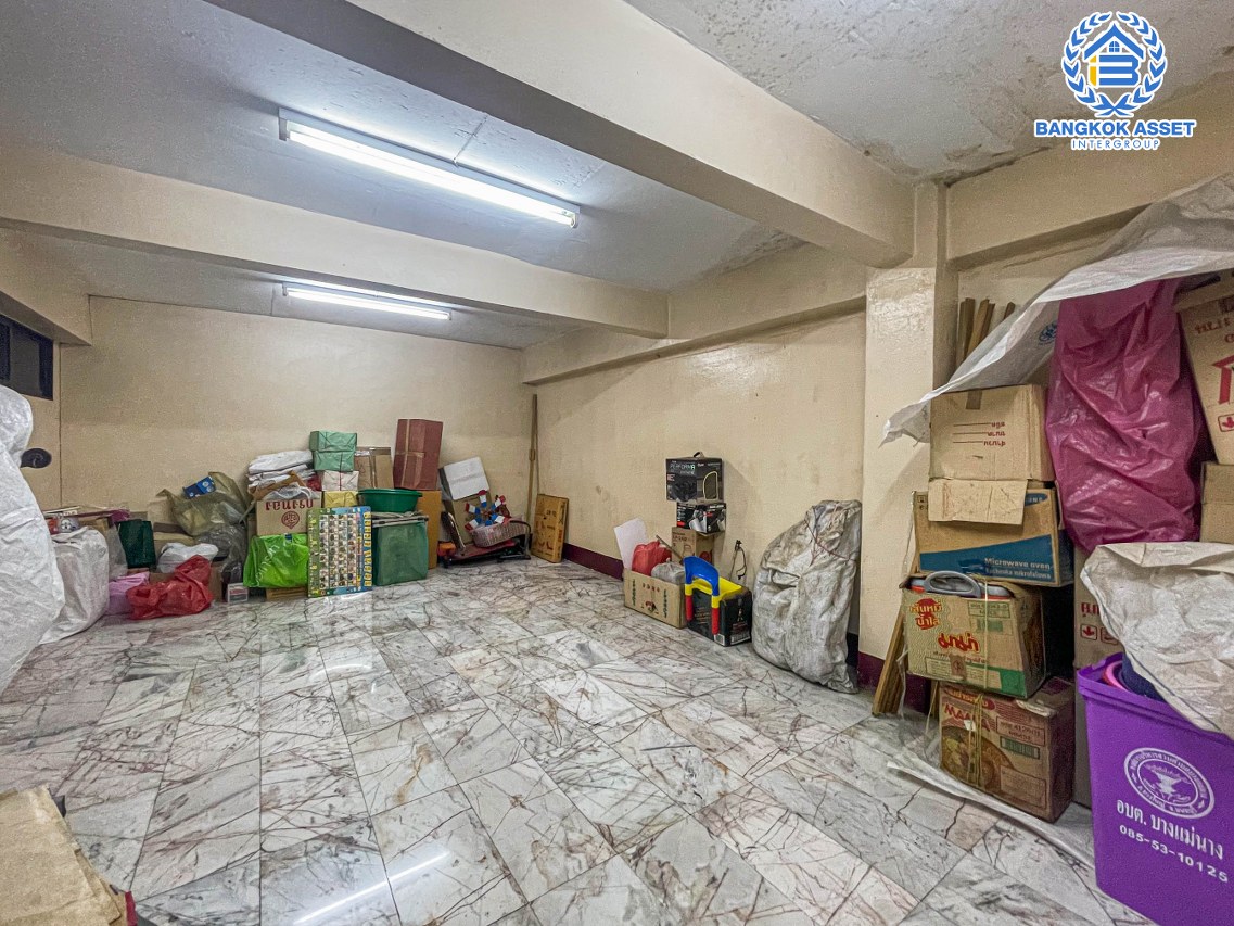 *****อาคารพาณิชย์ 3 ชั้นมือสอง ติดถนนกาญจนาภิเษก เนื้อที่ 178.80 ตร.ว. ได้พื้นที่กว้างกว่า 6 คูหา ทำเลดีตั้งอยู่บนย่านชุมชน เหมาะสำหรับการลงทุนทำธุรกิจ เชื่อมต่อถนนแก้วอินทร์, ถนนรัตนาธิเบศร์ ใกล้โครงการรถไฟฟ้าสายสีม่วง "สถานีตลาดบางใหญ่" และจุดขึ้นทางด่วน "กาญจนาภิเษก "