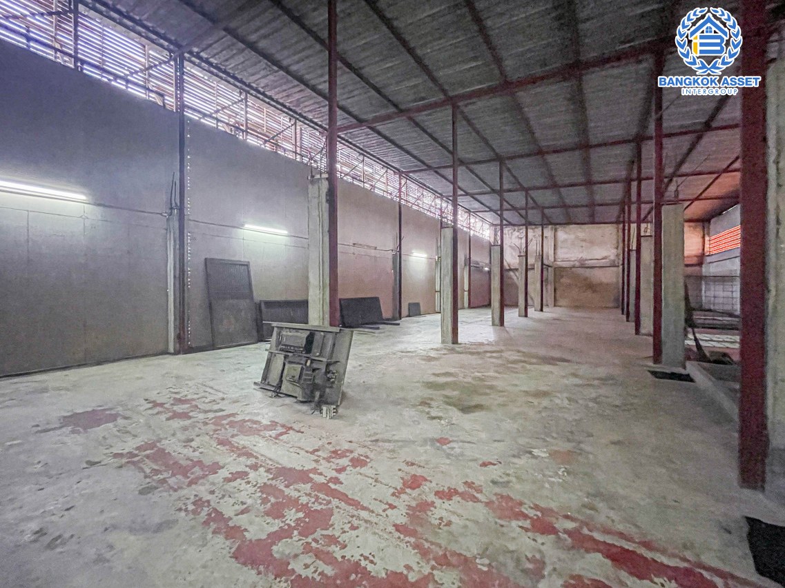 *****อาคารพาณิชย์ 3 ชั้นมือสอง ติดถนนกาญจนาภิเษก เนื้อที่ 178.80 ตร.ว. ได้พื้นที่กว้างกว่า 6 คูหา ทำเลดีตั้งอยู่บนย่านชุมชน เหมาะสำหรับการลงทุนทำธุรกิจ เชื่อมต่อถนนแก้วอินทร์, ถนนรัตนาธิเบศร์ ใกล้โครงการรถไฟฟ้าสายสีม่วง "สถานีตลาดบางใหญ่" และจุดขึ้นทางด่วน "กาญจนาภิเษก "