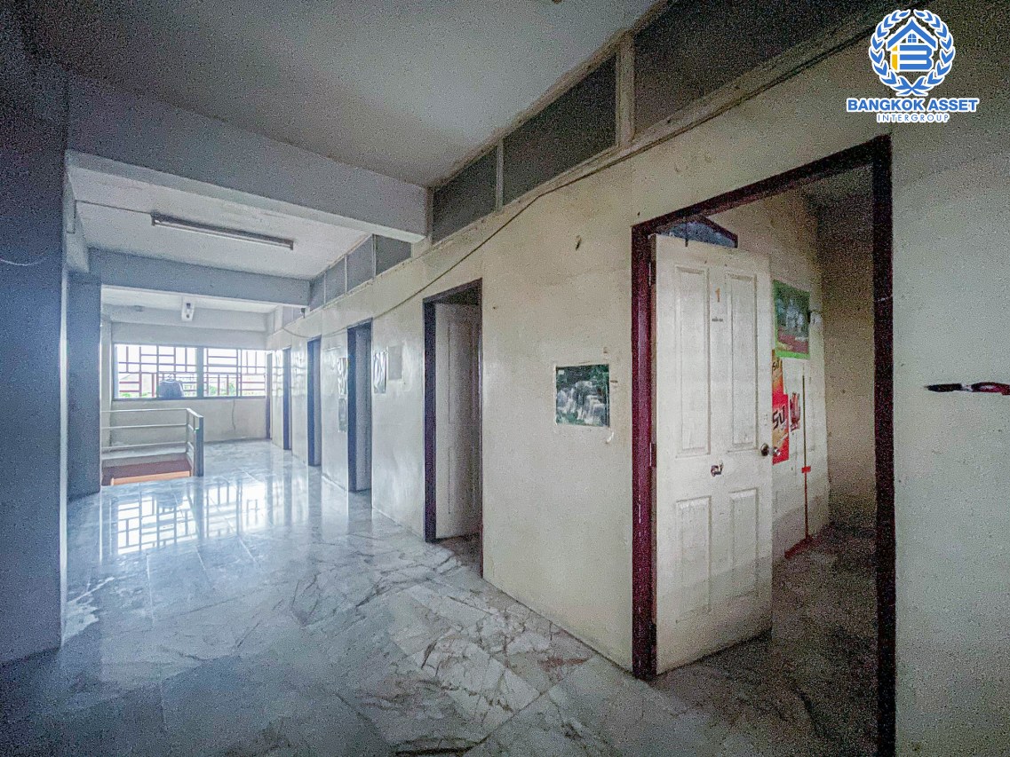 *****อาคารพาณิชย์ 3 ชั้นมือสอง ติดถนนกาญจนาภิเษก เนื้อที่ 178.80 ตร.ว. ได้พื้นที่กว้างกว่า 6 คูหา ทำเลดีตั้งอยู่บนย่านชุมชน เหมาะสำหรับการลงทุนทำธุรกิจ เชื่อมต่อถนนแก้วอินทร์, ถนนรัตนาธิเบศร์ ใกล้โครงการรถไฟฟ้าสายสีม่วง "สถานีตลาดบางใหญ่" และจุดขึ้นทางด่วน "กาญจนาภิเษก "