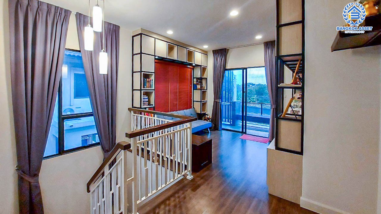 *****บ้านเดี่ยวมือสอง หลังใหญ่ จากแบรนด์ Sansiri โครงการ บุราสิริ ราชพฤกษ์-345 เนื้อที่กว่า 97.10 ตร.ว. ฟังก์ชัน 3 ห้องนอน 3 ห้องน้ำ 2 ที่จอดรถ สภาพสวยเหมือนใหม่ ต่อเติมครบครัน ทำเลดี เชื่อมต่อทั้งถนนสะพานนนทบุรี-บางบัวทอง, ถนนกาญจนาภิเษก, ถนนราชพฤกษ์ ใกล้เซ็นทรัลเวสต์เกต และอีเกียบางใหญ่ จองเลย!