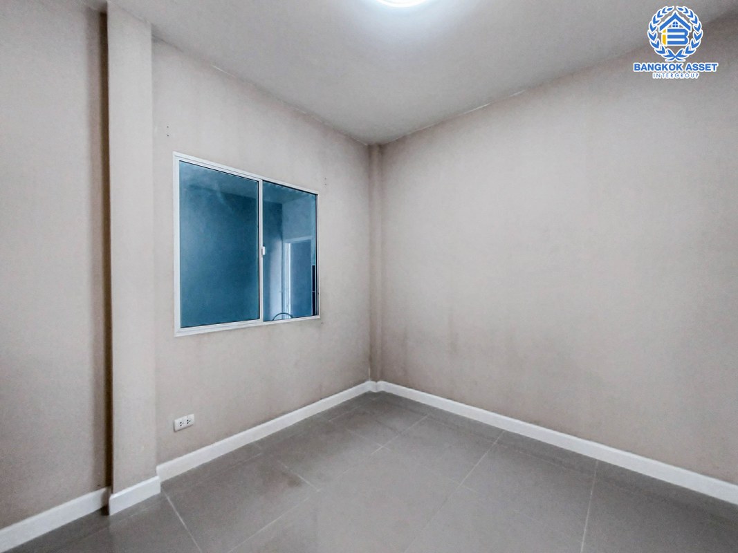 *****บ้านเดี่ยวมือสอง หลังมุม โครงการ ธนาวิลเลจ1 พระราม5-บางใหญ่ เนื้อที่ 69.9 ตร.ว สภาพดี สไตล์โมเดิร์น แต่งเติมครัวให้เรียบร้อย ฟังก์ชัน 4 ห้องนอน 2 ห้องน้ำ 2 ที่จอดรถ แถมฟรี! ปั๊มน้ำและแทงค์น้ำ ทำเลเดินทางสะดวก เชื่อมต่อถนนแก้วอินท์, ถนนกาญจนาภิเษก, ใกล้โครงการรถไฟฟ้าสายสีม่วง "สถานีตลาดบางใหญ่"