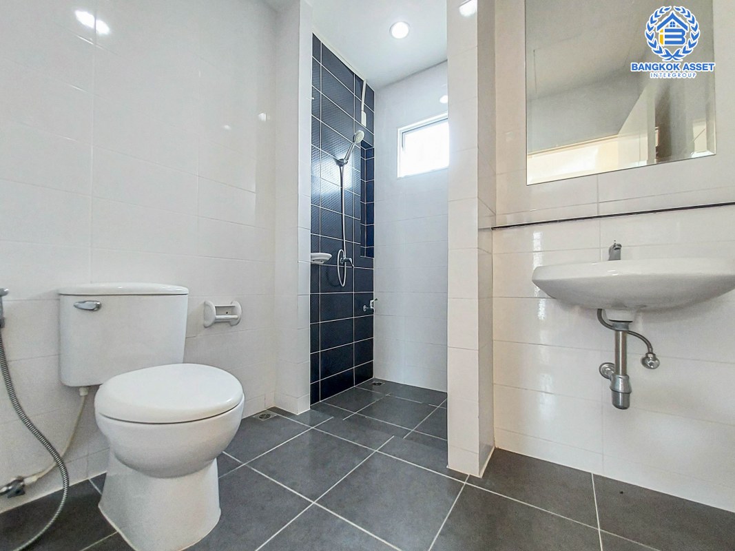 *****บ้านเดี่ยวมือสอง หลังมุม โครงการ ธนาวิลเลจ1 พระราม5-บางใหญ่ เนื้อที่ 69.9 ตร.ว สภาพดี สไตล์โมเดิร์น แต่งเติมครัวให้เรียบร้อย ฟังก์ชัน 4 ห้องนอน 2 ห้องน้ำ 2 ที่จอดรถ แถมฟรี! ปั๊มน้ำและแทงค์น้ำ ทำเลเดินทางสะดวก เชื่อมต่อถนนแก้วอินท์, ถนนกาญจนาภิเษก, ใกล้โครงการรถไฟฟ้าสายสีม่วง "สถานีตลาดบางใหญ่"