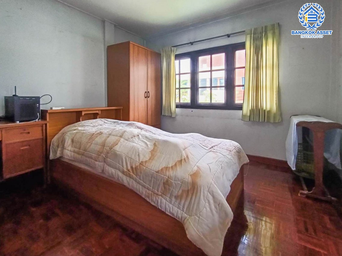 *****บ้านเดี่ยวมือสองกรุงเทพมหานคร หมู่บ้าน ซอยสุขุมวิท50 เนื้อที่กว้างขวางถึง 71.3 ตร.ว. ฟังก์ชัน 3 ห้องนอน 2 ห้องน้ำ 2 ที่จอดรถ แถมฟรี! 2 เครื่องปรับอากาศ บนทำเลเยี่ยมสุดๆ เชื่อมต่อถนนสุขุมวิท เพียง 5 นาทีก็ถึงรถไฟฟ้าสายสีเขียว "สถานีอ่อนนุช" จองเลย!