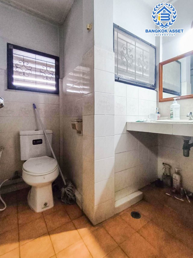 *****บ้านเดี่ยวมือสองกรุงเทพมหานคร หมู่บ้าน ซอยสุขุมวิท50 เนื้อที่กว้างขวางถึง 71.3 ตร.ว. ฟังก์ชัน 3 ห้องนอน 2 ห้องน้ำ 2 ที่จอดรถ แถมฟรี! 2 เครื่องปรับอากาศ บนทำเลเยี่ยมสุดๆ เชื่อมต่อถนนสุขุมวิท เพียง 5 นาทีก็ถึงรถไฟฟ้าสายสีเขียว "สถานีอ่อนนุช" จองเลย!