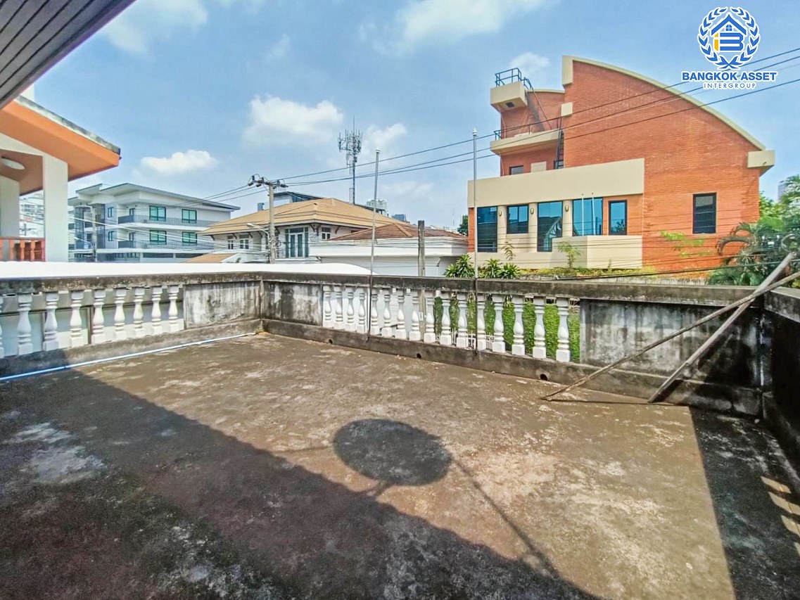 *****บ้านเดี่ยวมือสองกรุงเทพมหานคร หมู่บ้าน ซอยสุขุมวิท50 เนื้อที่กว้างขวางถึง 71.3 ตร.ว. ฟังก์ชัน 3 ห้องนอน 2 ห้องน้ำ 2 ที่จอดรถ แถมฟรี! 2 เครื่องปรับอากาศ บนทำเลเยี่ยมสุดๆ เชื่อมต่อถนนสุขุมวิท เพียง 5 นาทีก็ถึงรถไฟฟ้าสายสีเขียว "สถานีอ่อนนุช" จองเลย!