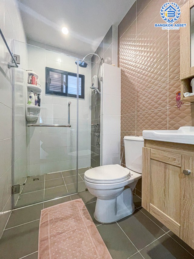 *****บ้านเดี่ยวมือสองกรุงเทพฯ โครงการ เดอะริคโค้ เรสซิเดนซ์ วงแหวนฯ-หทัยราษฎร์ เนื้อที่กว้างขวางถึง 53.4 ตร.ว. ฟังก์ชัน 3 ห้องนอน 2 ห้องน้ำ 2 ที่จอดรถ บ้านสวย ตกแต่งเสร็จเรียบร้อย บนทำเลเชื่อมต่อ ถนนรามอินทรา, ถนนคู้บอน, ถนนหทัยราษฎร์ ใกล้จุดขึ้นทางด่วน "รามอินทรา-อาจณรงค์"