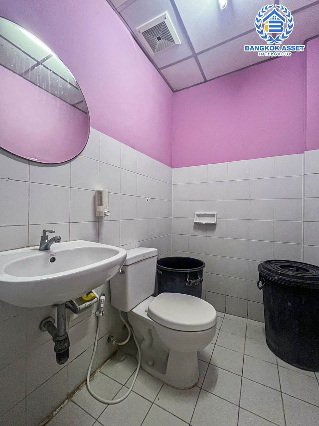 ทาวน์เฮ้าส์มือสอง หมู่บ้าน มารวย2 พหลโยธิน เนื้อที่กว้าง 18 ตร.ว. ฟังก์ชัน 2 ห้องนอน 2 ห้องน้ำ ภายในบ้านสภาพดี ตั้งบนทำเลเดินทางสะดวก เชื่อมต่อถนนพหลโยธิน, ถนนสุขาภิบาล 5, ถนนสายไหม ใกล้รถไฟฟ้าสายสีเขียว "สถานีสายหยุด" และจุดขึ้นทางด่วน "ฉลองรัช" จองเลย!