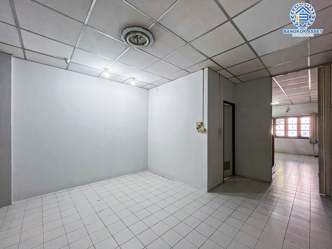 ทาวน์เฮ้าส์มือสอง หมู่บ้าน มารวย2 พหลโยธิน เนื้อที่กว้าง 18 ตร.ว. ฟังก์ชัน 2 ห้องนอน 2 ห้องน้ำ ภายในบ้านสภาพดี ตั้งบนทำเลเดินทางสะดวก เชื่อมต่อถนนพหลโยธิน, ถนนสุขาภิบาล 5, ถนนสายไหม ใกล้รถไฟฟ้าสายสีเขียว "สถานีสายหยุด" และจุดขึ้นทางด่วน "ฉลองรัช" จองเลย!