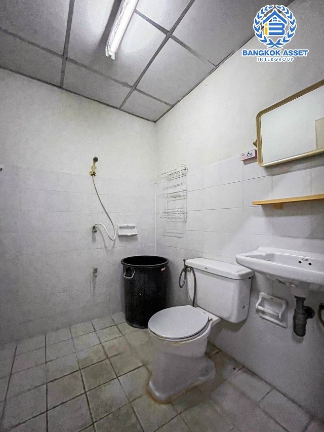 ทาวน์เฮ้าส์มือสอง หมู่บ้าน มารวย2 พหลโยธิน เนื้อที่กว้าง 18 ตร.ว. ฟังก์ชัน 2 ห้องนอน 2 ห้องน้ำ ภายในบ้านสภาพดี ตั้งบนทำเลเดินทางสะดวก เชื่อมต่อถนนพหลโยธิน, ถนนสุขาภิบาล 5, ถนนสายไหม ใกล้รถไฟฟ้าสายสีเขียว "สถานีสายหยุด" และจุดขึ้นทางด่วน "ฉลองรัช" จองเลย!