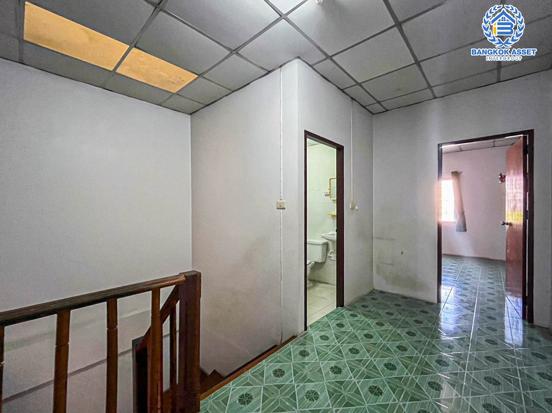 ทาวน์เฮ้าส์มือสอง หมู่บ้าน มารวย2 พหลโยธิน เนื้อที่กว้าง 18 ตร.ว. ฟังก์ชัน 2 ห้องนอน 2 ห้องน้ำ ภายในบ้านสภาพดี ตั้งบนทำเลเดินทางสะดวก เชื่อมต่อถนนพหลโยธิน, ถนนสุขาภิบาล 5, ถนนสายไหม ใกล้รถไฟฟ้าสายสีเขียว "สถานีสายหยุด" และจุดขึ้นทางด่วน "ฉลองรัช" จองเลย!