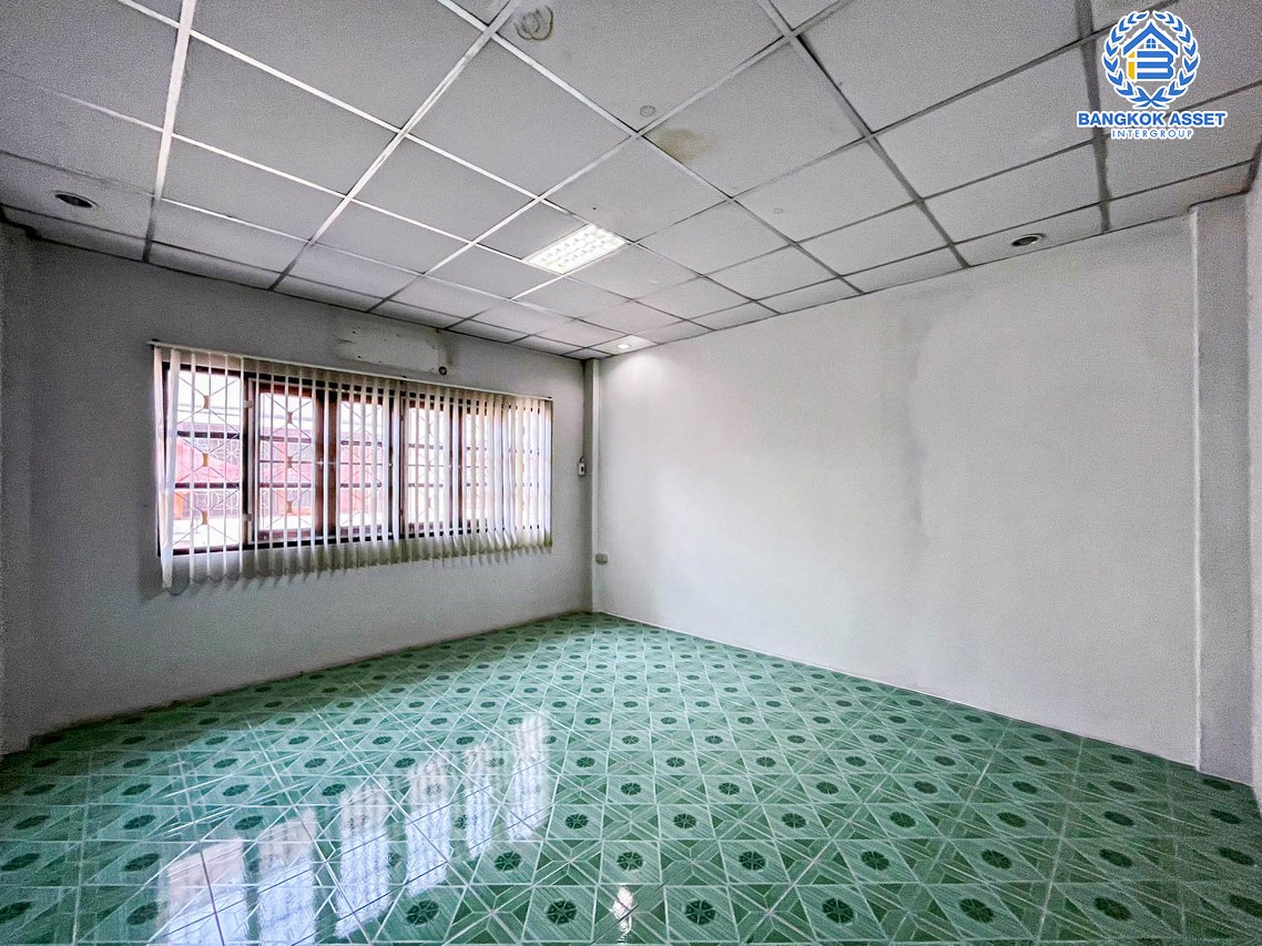 ทาวน์เฮ้าส์มือสอง หมู่บ้าน มารวย2 พหลโยธิน เนื้อที่กว้าง 18 ตร.ว. ฟังก์ชัน 2 ห้องนอน 2 ห้องน้ำ ภายในบ้านสภาพดี ตั้งบนทำเลเดินทางสะดวก เชื่อมต่อถนนพหลโยธิน, ถนนสุขาภิบาล 5, ถนนสายไหม ใกล้รถไฟฟ้าสายสีเขียว "สถานีสายหยุด" และจุดขึ้นทางด่วน "ฉลองรัช" จองเลย!