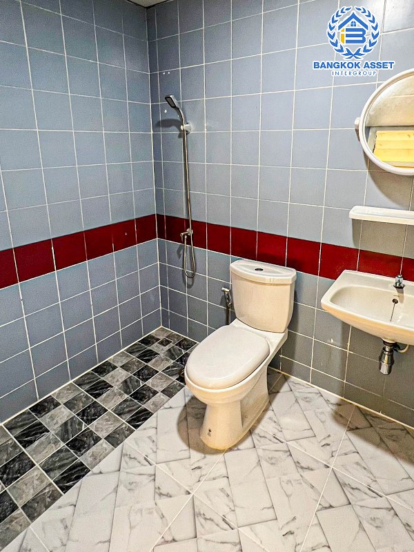 *****ทาวน์เฮ้าส์มือสองกรุงเทพมหานคร โครงการ เค.ซี รามอินทรา3 เนื้อที่ 16 ตร.ว สภาพดีเหมือนใหม่ พร้อมขาย พร้อมฟังก์ชัน 2 ห้องนอน 2 ห้องน้ำ 1 ที่จอดรถ ทำเลเดินทางสะดวก เชื่อมต่อถนนหทัยราษฎร์, ถนนไทยรามัญ, ถนนพระยาสุเรนทร์ ใกล้สถานที่ท่องเที่ยว "ซาฟารีเวิลด์" และใกล้ห้างสรรพสินค้า "แฟชั่นไอส์แลนด์"