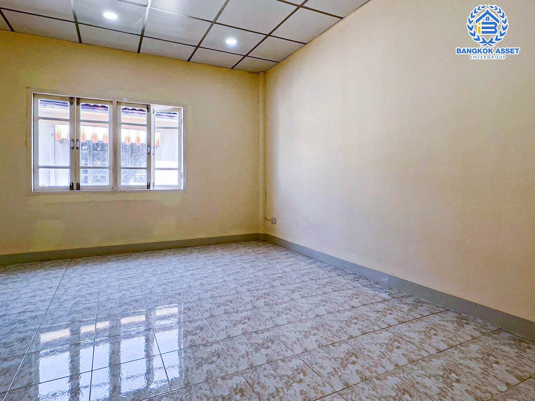 *****ทาวน์เฮ้าส์มือสองกรุงเทพมหานคร โครงการ เค.ซี รามอินทรา3 เนื้อที่ 16 ตร.ว สภาพดีเหมือนใหม่ พร้อมขาย พร้อมฟังก์ชัน 2 ห้องนอน 2 ห้องน้ำ 1 ที่จอดรถ ทำเลเดินทางสะดวก เชื่อมต่อถนนหทัยราษฎร์, ถนนไทยรามัญ, ถนนพระยาสุเรนทร์ ใกล้สถานที่ท่องเที่ยว "ซาฟารีเวิลด์" และใกล้ห้างสรรพสินค้า "แฟชั่นไอส์แลนด์"