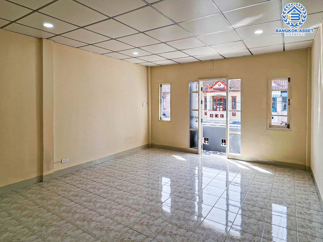 *****ทาวน์เฮ้าส์มือสองกรุงเทพมหานคร โครงการ เค.ซี รามอินทรา3 เนื้อที่ 16 ตร.ว สภาพดีเหมือนใหม่ พร้อมขาย พร้อมฟังก์ชัน 2 ห้องนอน 2 ห้องน้ำ 1 ที่จอดรถ ทำเลเดินทางสะดวก เชื่อมต่อถนนหทัยราษฎร์, ถนนไทยรามัญ, ถนนพระยาสุเรนทร์ ใกล้สถานที่ท่องเที่ยว "ซาฟารีเวิลด์" และใกล้ห้างสรรพสินค้า "แฟชั่นไอส์แลนด์"